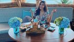 Pose Seksi Selebgram Millen Cyrus saat Nongkrong di Kafe
