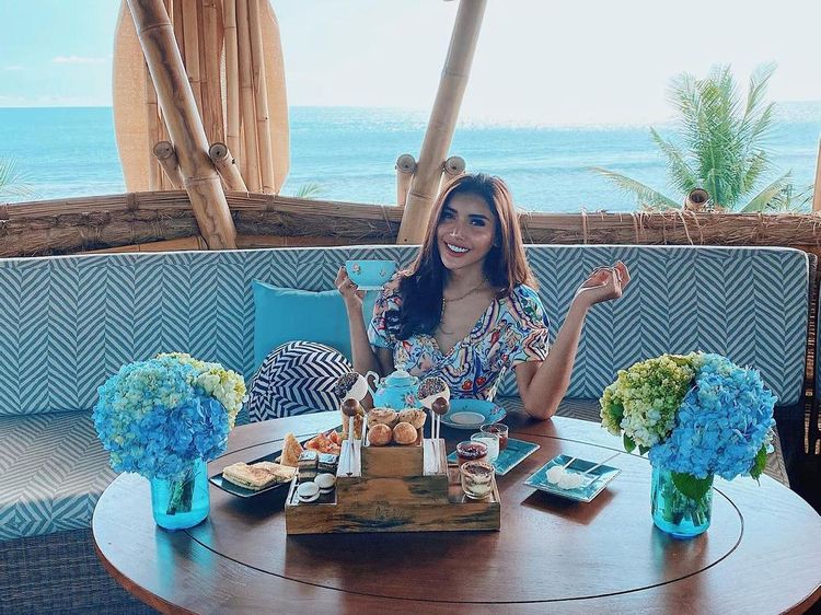 Pose Seksi Selebgram Millen Cyrus saat Nongkrong di Kafe