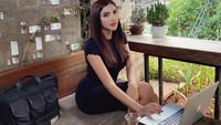 Banyak netizen yang menyebut, bahwa penampilan Millen kali ini mirip seperti Ashanty. Seperti yang terlihat pada momen ini di mana Millen duduk dengan laptop di depannya dan ditemani segelas teh. Foto: Instagram @millencyrus