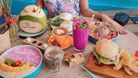 Bukti lain bahwa Millen Cyrus hobi kulineran saat liburan. Kali ini memesan smoothie, burger, kopi dan es kelapa. Fotonya indah dengan pemandangan laut. Foto: Instagram @millencyrus