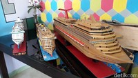 Pria yang sehari-hari berprofesi sebagai pembuat taman ini mengatakan, bahwa dia baru menekuni pembuatan miniatur kapal sejak tahun 2016. Hal tersebut melihat miniatur milik salah seorang temannya.