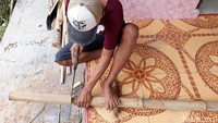 Selanjutnya, dia mulai mencari bambu berkualitas tinggi yakni bambu Jawa sebagai bahan dasar miniatur. Tak hanya itu, dia menggunakan kayu dan triplek sebagai bahan pendukungnya.