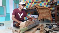 Satu kapal dihargai Rp 3 juta hingga Rp 12 perbuah, sesuai dengan ukuran ataupun kerumitannya. Saat ini, dia menyebut miniatur kapal miliknya sudah dikirim ke Gorontalo, Kalimantan, dan beberapa kota lainnya.
