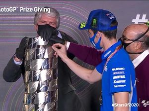 Momen Emosional Joan Mir Pasang Namanya di Trofi MotoGP