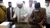 Ketua Panitia Pembangunan, KH Abdul Manan Ghani mendapat amanah untuk menghidupkan tanah wakaf dengan membangun masjid dan pesantren ini di tanah seluas lima hektar kurang seratus delapan puluh lima meter dari bapak haji Sahal. Foto: dok. PBNU