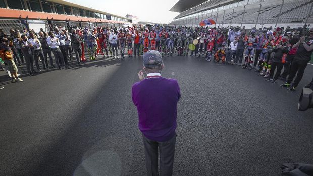 Pembalap memberi penghormatan untuk CEO Dorna Sports Carmelo Ezpeleta di MotoGP Portugal 2020.