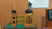Di dekatnya Al quran terdapat miniatur masjid Al Hadhonah Balige yang menjadi salah satu ikon sejarah penyebaran agama islam ke daerah Toba, khususnya Balige. 
