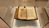 Koleksi Al Quran pada Abad ke 18 pun dimiliki museum ini. Terbuat dari kayu, Al quran tersebut merupakan pemberian dari Wakil Bupati Serdang Berdagai, Soekirman.