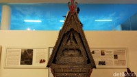 Batak memiliki rumah adat unik yang memiliki ciri khas tersendiri. Pastinya replika ini tak ketinggalan menjadi salah satu koleksi museum. 