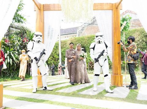 Kisah pasangan yang menikah dengan konsep unik, ada karakter Stroom Troper dari film Star War