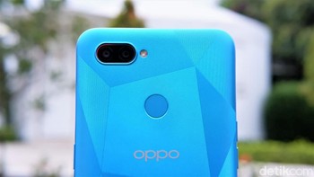 Oppo A11k dilengkapi kamera belakang ganda dengan teknologi AI. Kamera utama sebesar 13MP, mendukung mode burst dan 6x pembesaran digital, sedangkan kamera portrait 2MP memberikan efek bokeh. Foto: Adi Fida Rahman/detikINET
