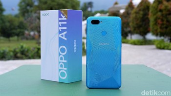 Oppo A11k dilepas dengan harga Rp 1,799 juta hadir dalam dua pilihan warna yakni Flowing Silver dan Deep Blue Foto: Adi Fida Rahman/detikINET
