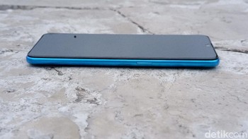 HP ini ditenagai chipset MediaTek Helio P35 yang secara signifikan dalam konsumsi daya. Foto: Adi Fida Rahman/detikINET