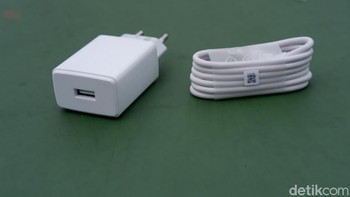 Oppo juga memberikan charger dan kabel microUSB. Foto: Adi Fida Rahman/detikINET