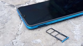 Oppo A11K punya dual SIM Card dan microSD slot. Foto: Adi Fida Rahman/detikINET