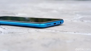 Memiliki port microUSB dan jack audio 3,5 mm. Foto: Adi Fida Rahman/detikINET
