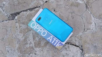 Oppo A11k mengedepankan kemampuan baterai yang diklaim tahan lama. Kapasitasnya 4.230 mAh, yang mampu menyokong 17 jam streaming video nonstop. Foto: Adi Fida Rahman/detikINET