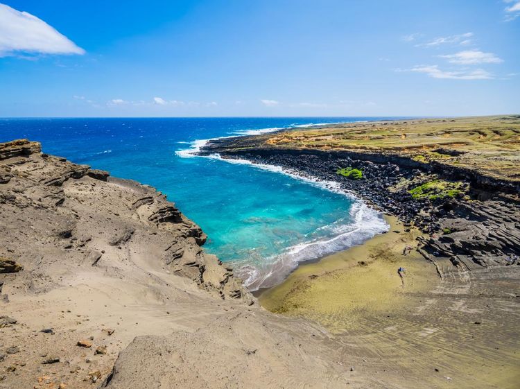 Wow! Pasir Pantai Unik Berwarna Hijau Zamrud
