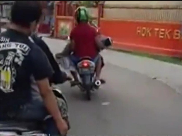 Pemotor Bawa Jenazah di Bogor