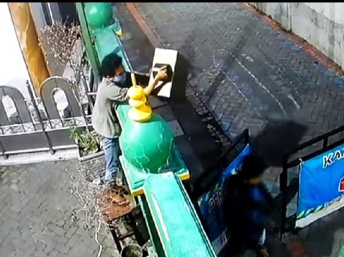 Aksi dua pencuri kotak amal di Masjid Ilham, Jalan Banyu Urip Kidul V/1, Surabaya terekam CCTV. Namun ternyata, kotak amal yang mereka curi sudah kosong.