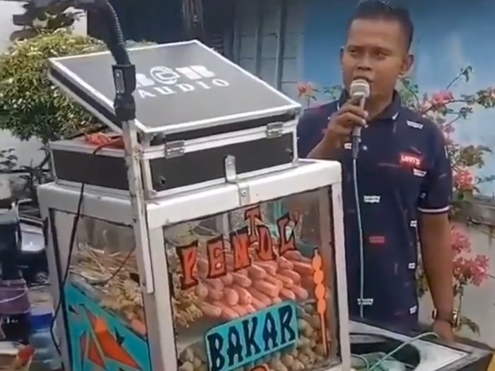 Penjual Pentol Mirip MC Nikahan, yang Beli Berasa Jadi Pengantin Jawa