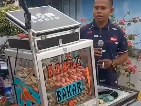 Penjual Pentol Mirip MC Nikahan, yang Beli Berasa Jadi Pengantin Jawa