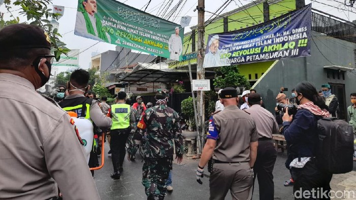 Penyemprotan disinfektan di Petamburan (Dok detikcom)