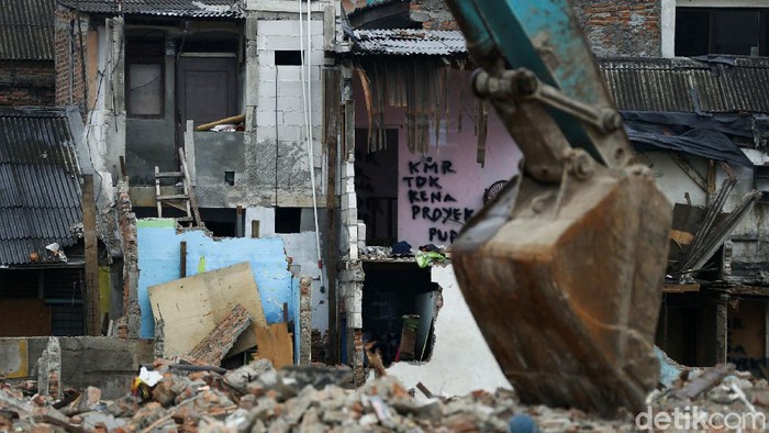Sejumlah rumah di kampung Delta Serdang, Kemayoran, Jakarta Pusat, mulai digusur, Senin (23/11/2020). Permukiman itu digusur untuk pengerjaan proyek tol Semanan-Sunter.