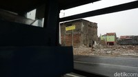 Sebagian rumah masih ada yang berdiri kokoh dikarenakan belum adanya penyelesaian pembebasan lahan dari pemerintah.