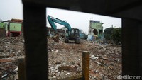 Alat berat seperti ekskavator dikerahkan untuk merobohkan bangunan di jalur tol Semanan-Sunter.