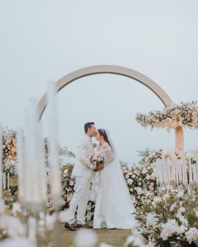 Tapi baru-baru ini Denny Sumargo membagikan momen sakral tersebut di Instagram. Bertema serba putih, pernikahan sang aktor dengan istrinya berlangsung khidmat dengan suasana romantis. Foto: Instagram/@sumargodeny