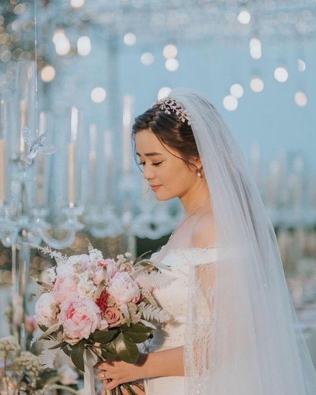 Wajah mempelai wanita dipercantik oleh buah karya makeupa artist Elbie Fajarroby. Bernuansa nude dan natural tapi tetap cantik. Foto: Instagram/@sumargodeny