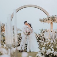 Tapi baru-baru ini Denny Sumargo membagikan momen sakral tersebut di Instagram. Bertema serba putih, pernikahan sang aktor dengan istrinya berlangsung khidmat dengan suasana romantis. Foto: Instagram/@sumargodeny