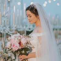 Wajah mempelai wanita dipercantik oleh buah karya makeupa artist Elbie Fajarroby. Bernuansa nude dan natural tapi tetap cantik. Foto: Instagram/@sumargodeny