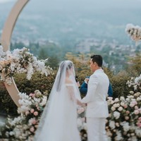 Momen tersebut tidak banyak diketahui orang. Denny Sumargo dan Olivia Allan juga selama ini tidak memberi kabar mengenai tanggal pernikahan mereka. Foto: Instagram/@sumargodeny