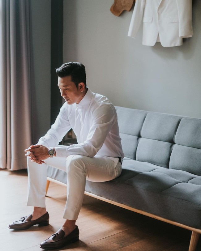 Denny dan Olivia kompak berbusana putih. Setelan jas bintang film 5 Cm itu rancangan dari Double L Uomo. Sementara gaun pengantin Olivia datang dari karya Verena Mia. Foto: Instagram/@sumargodeny