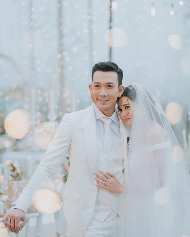 Denny Sumargo akhirnya menutup masa lajangnya. Ia baru saja menikahi sang kekasih yang selama ini identitasnya disimpan olehnya, Olivia Allan.  Foto: Instagram/@sumargodeny