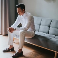 Denny dan Olivia kompak berbusana putih. Setelan jas bintang film 5 Cm itu rancangan dari Double L Uomo. Sementara gaun pengantin Olivia datang dari karya Verena Mia. Foto: Instagram/@sumargodeny