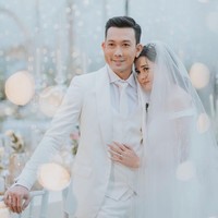 Denny Sumargo akhirnya menutup masa lajangnya. Ia baru saja menikahi sang kekasih yang selama ini identitasnya disimpan olehnya, Olivia Allan.  Foto: Instagram/@sumargodeny