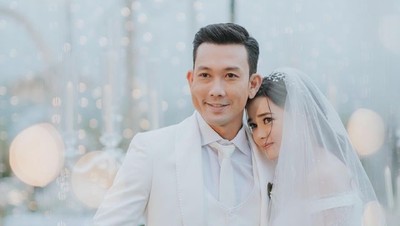 10 Momen Pernikahan Denny Sumargo dan Olivia Allan, Romantis Serba Putih