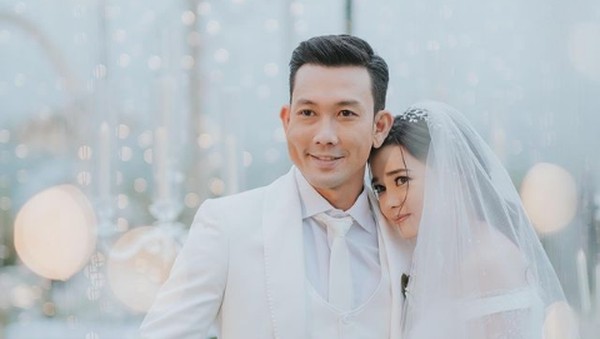 10 Momen Pernikahan Denny Sumargo dan Olivia Allan, Romantis Serba Putih