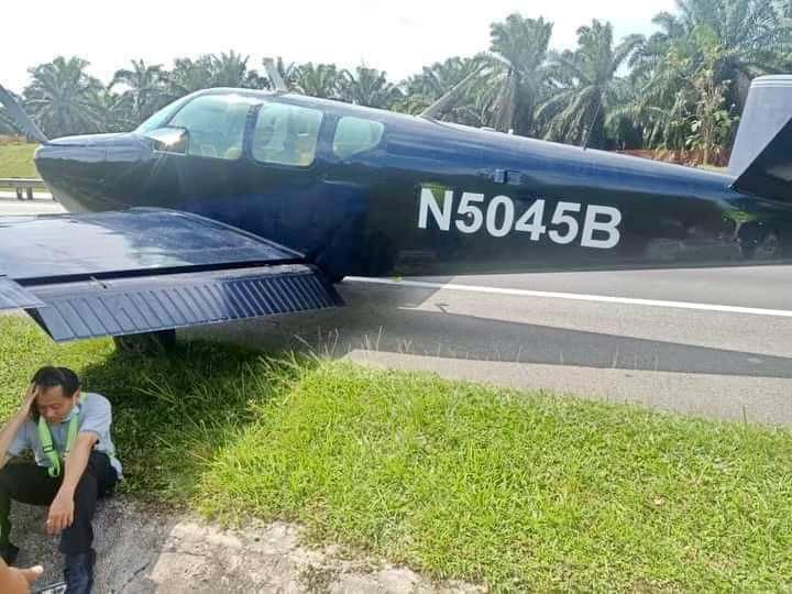 Pesawat Mendarat Darurat di Tol