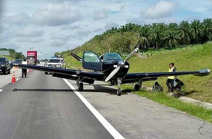 Pesawat Mendarat Darurat di Tol