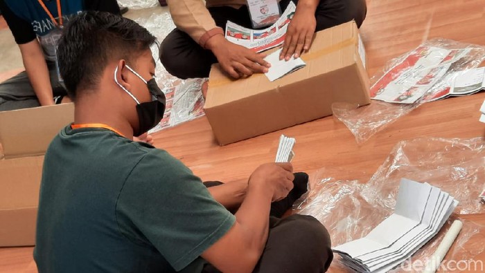 Petugas melakukan pelipatan surat suara Pilbup Bandung.