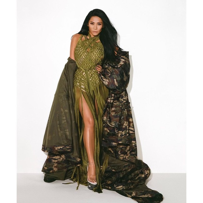 Penyanyi yang bernama lengkap Anggun Cipta Sasmi atau Anggun C. Sasmi sudah menjadi warga negara Prancis. Mengenai keputusannya pindah warga negara yang kerap disindir netizen ini, Anggun pernah memberikan jawaban menohok. Ah saya enggak butuh pengakuan ini itu. Yang memasalahkan kewarganegaraan hanya mereka yang bermentalitas tertentu, yang kebanyakan belum pernah pergi ke mana-mana. Belum merasakan menjadi minoritas, yang enggak tahu kalau warna paspor yang ‘salah’ sering diberi masalah di banyak negara, Foto: Instagram @anggun_cipta.