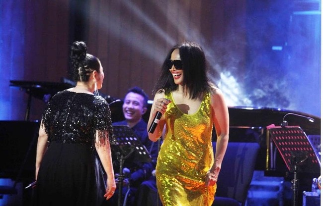 Atiek Prasetyawati atau Atiek CB dikenal pada era 80an sebagai penyanyi legendaris pop, rock dan alternative rock di Indonesia. Atiek bercerai dengan Ronny Sianturi dan kemudian menikah dengan pria bule bernama Lawrence Smith hingga memiliki dua anak. Penyanyi yang identik dengan kacamata hitamnya itu memutuskan untuk tinggal di Amerika Serikat karena mengikuti sang suami. Dia pun sudah menjadi warga negara negeri Paman Sam. Foto: Instagram @atiekcb.official.