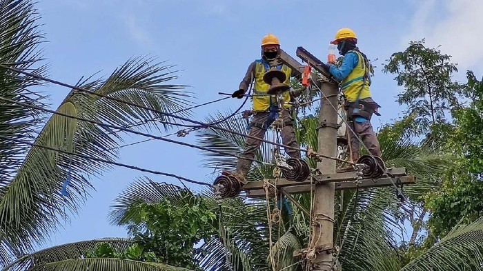 Musim hujan telah tiba. Cuaca ekstrem seperti badai dan angin kencang bisa saja terjadi hingga mengakibatkan terganggunya pasokan listrik.