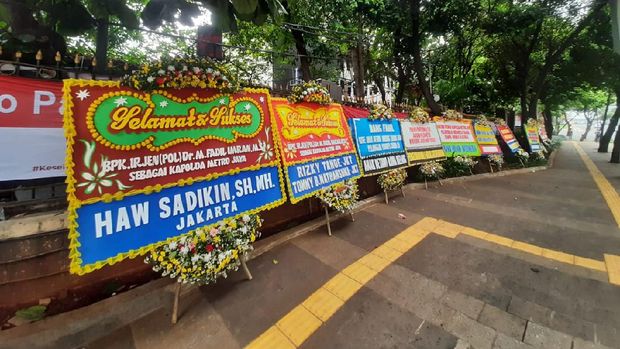 Polda Metro Jaya dibanjiri karangan bunga