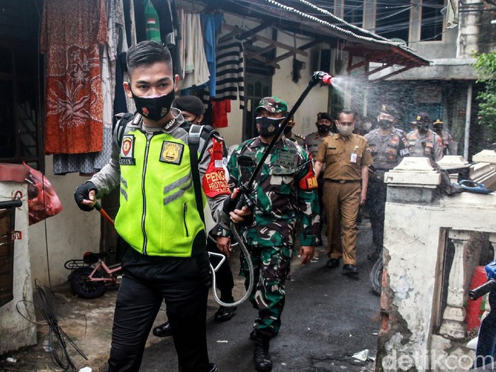 Polisi kembali melakukan penyemprotan disinfektan di wilayah Petamburan, Jakarta Pusat, Senin (23/11/2020). Penyemprotan dilakukan setelah muncul klaster Petamburan pasca serangkaian acara Habib Rizieq Syihab.