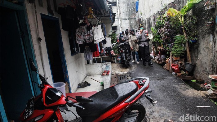 Polisi kembali melakukan penyemprotan disinfektan di wilayah Petamburan, Jakarta Pusat, Senin (23/11/2020). Penyemprotan dilakukan setelah muncul klaster Petamburan pasca serangkaian acara Habib Rizieq Syihab.